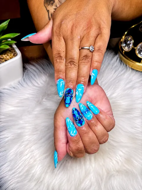 Nail-Art Design mit Blau-Ton und filigranem Muster