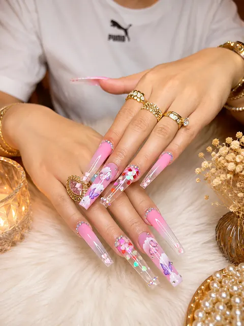 Nail-Art mit Strasssteinen und Glitzer