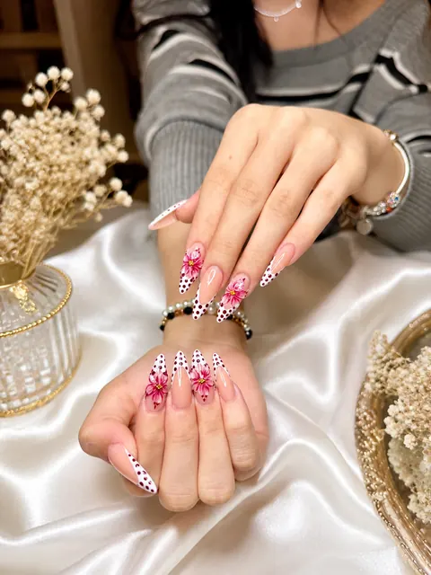 Nail-Design mit dezenten Steinchen und Glitzer